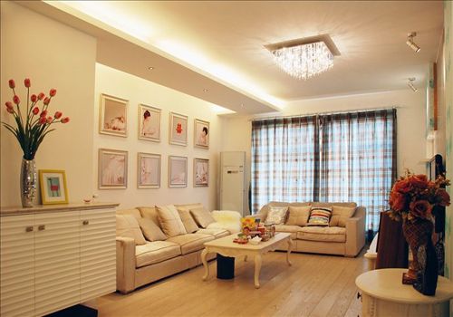 空间以白色为主色调,纯白家具与墙面配上原木