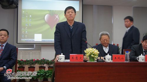 图为惠达集团董事长王惠文倾情回顾惠达30年发展历程