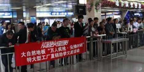 工作人员到哈尔滨太平机场接机