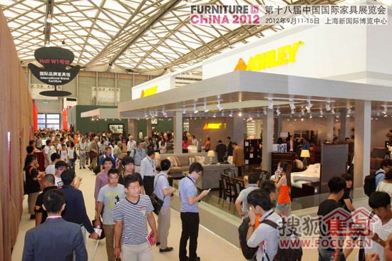 第十八届中国国际家具展 场内观众人潮涌动