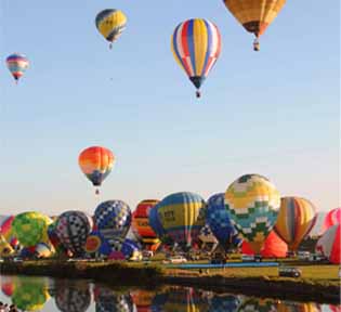 日本佐贺市举办国际热气球节