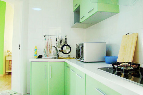 厨房里白色与绿色的搭配很清新，与整体风格感觉很搭配走进厨房使人眼前一亮。