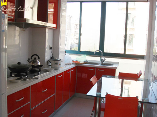 厨房与整体风格整好，红色对于新婚夫妻来说很恰当。平时就二人用餐在这样的空间里再合适不过了，既浪漫又有情调。