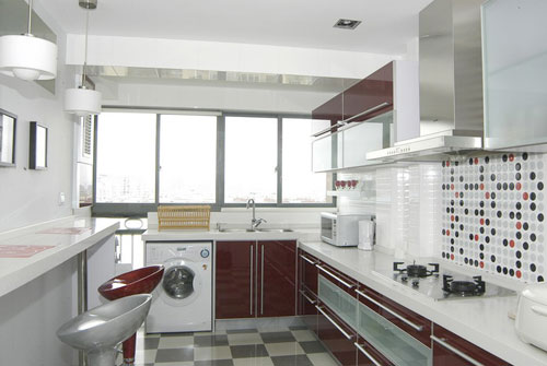 干练的线条是这个厨房给人的第一印象，枣红色的橱柜搭配白色的墙面让人觉得很整洁。小面积的漂亮罗马砖让空间出彩。
