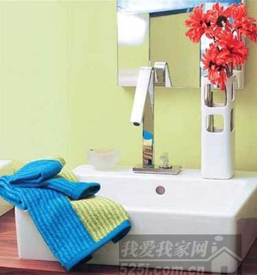 五彩缤纷的家居饰品让卫浴间充满春天气息