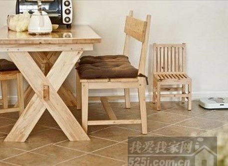 实木做的餐桌