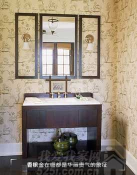 富有韵味的香槟金色壁纸配上古色古香的卫浴盥洗台