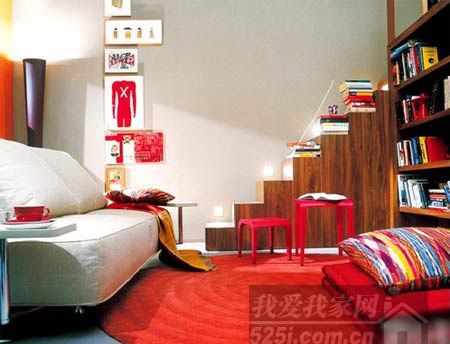 沙发四周的亮色红