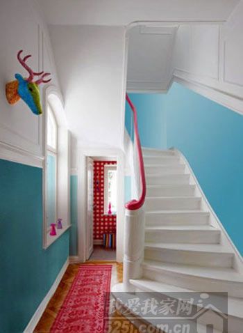 蓝白色调设计楼梯
