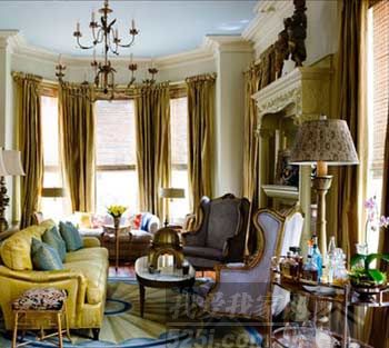古典奢华的家具搭配暗黄的窗帘和沙发