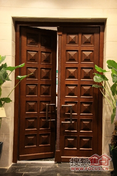 7、	奥地利“斯博尔”户门采用橡木为原料，最高可达3米，在北方环境中不变形、不开形裂，一扇门价值40万元。
