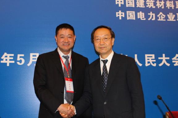 中国工业经济联合会会长、全国政协经济委员会副主任李毅中（右）祝贺世友地板成功发布2010年世友社会责任报告。