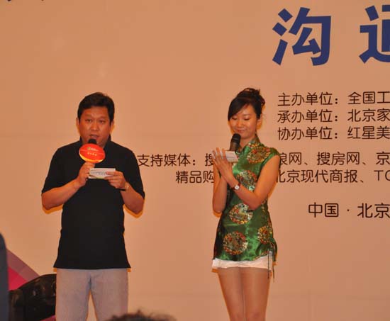 主持人（左起）：北京荣麟佳家具有限公司董事长戚麟、刘雨婷