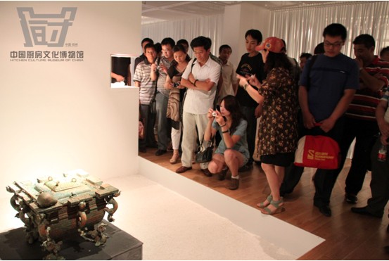 游客在参观中国厨房文化博物馆。此青铜器名为铜冰鉴，是迄今为止世界上发现最早的冰箱，现藏于中国厨房文化博物馆内。