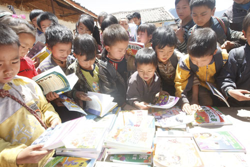 看到图书，孩子们脸上展露出快乐的笑容
