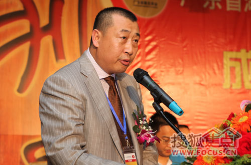 新当选广东省湖北商会家具行业分会会长的熊建涛先生，在成立大会上作就职演讲
