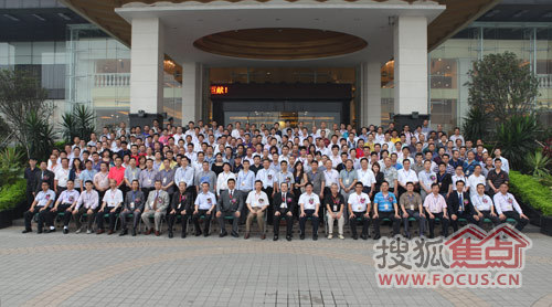 广东省湖北商会家具行业分会成立大会的出席会议领导嘉宾合影留念