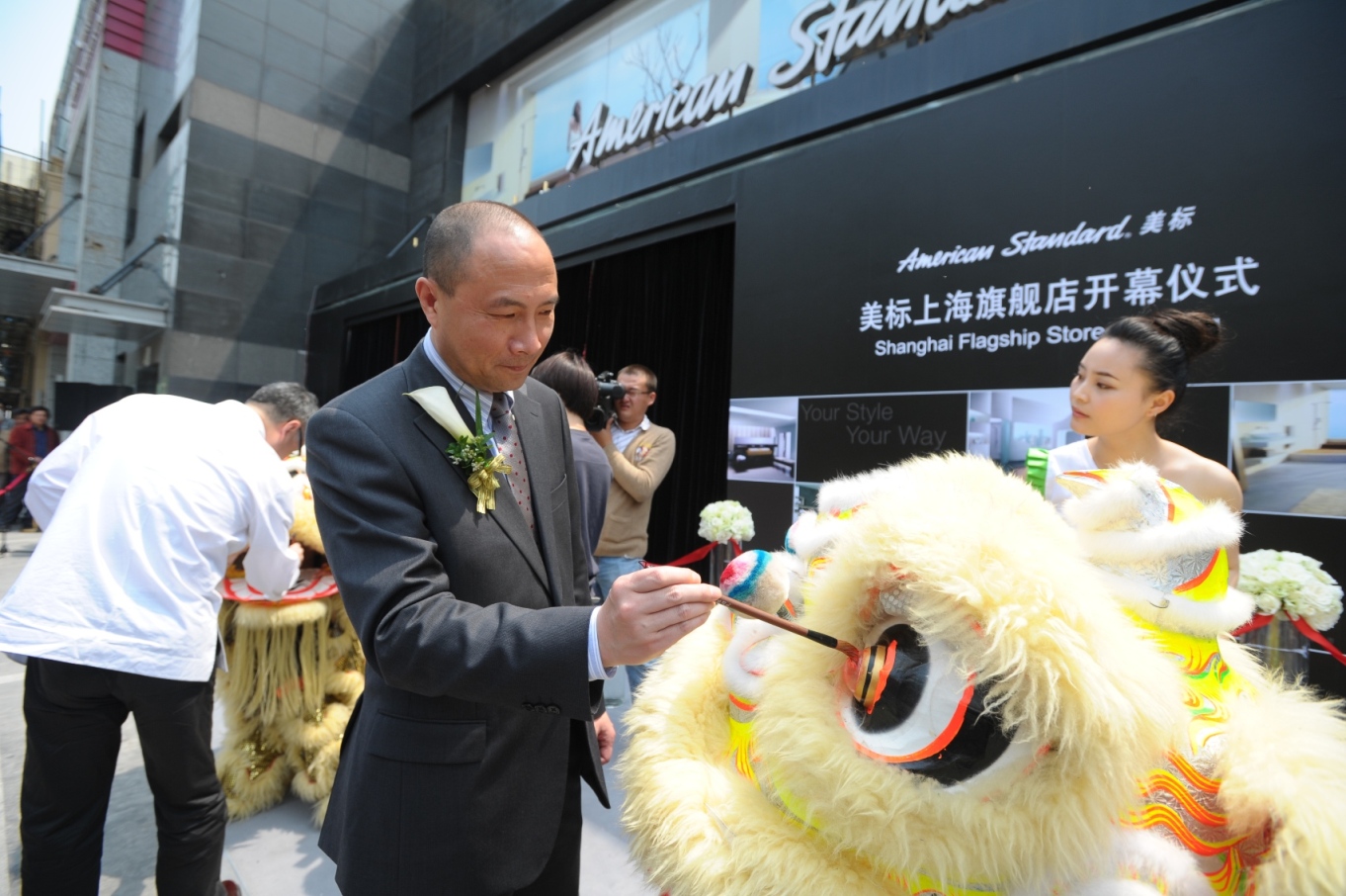 美标中国区董事总经理陈平先生为狮子点睛