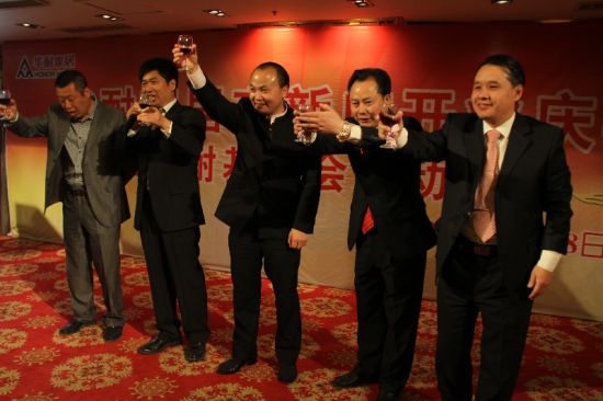 华耐集团管理团队祝酒庆贺新年开业成功