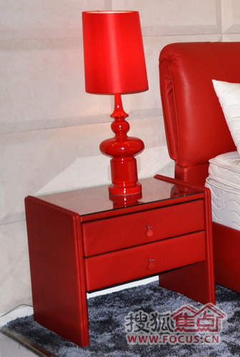 搭配美观，红色软包床头柜