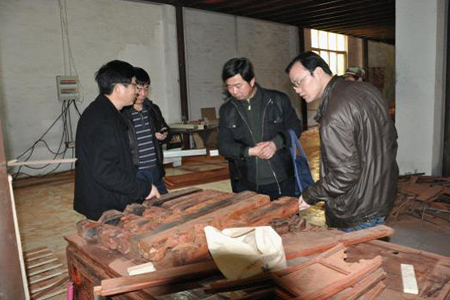 南京林业大学专家陪同消费者一起参观红木品鉴中心生产工厂用料