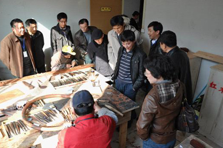 南京林业大学专家陪同消费者一起参观红木品鉴中心生产工厂雕花室