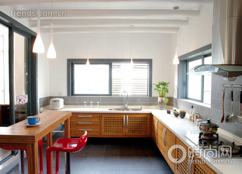 经设计师打通的厨房宽敞明亮，窗外视野良好，入厨更得心应手。