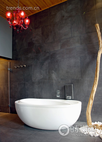 设计师一向注重卫浴享受，高品质而带自然气息的入浴环境是其代表作。