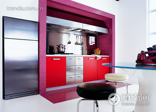 厨房和冰箱全部采用嵌入式，与墙面保持平整，是小户型值得借鉴的手法。