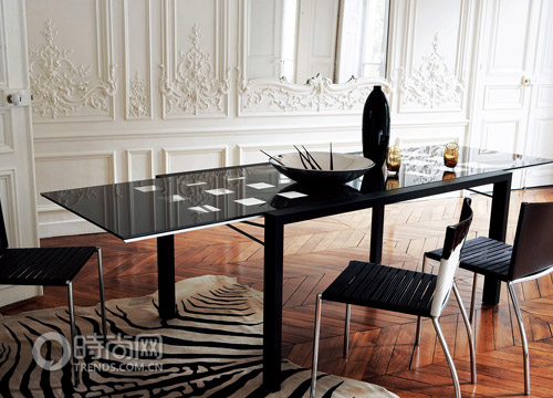 滑开延伸的桌面，展示款待的热情与豪华。