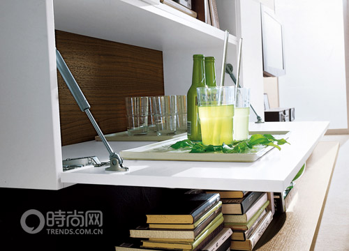 厅柜可以包含多种功能，翻下折板还可以享受休闲的畅饮时间。