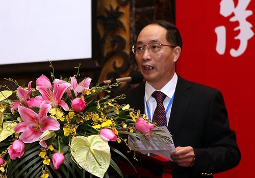 刘显明会长作第三届理事会工作报告并获选连任会长