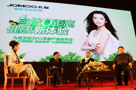 中国建筑卫生陶瓷协会秘书长缪斌（右二）、上海世博会零碳馆馆长陈