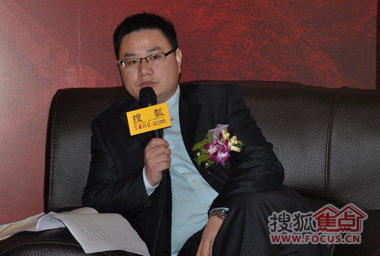 嘉宝莉集团市场部总经理郭葵刚接受搜狐网记者采访
