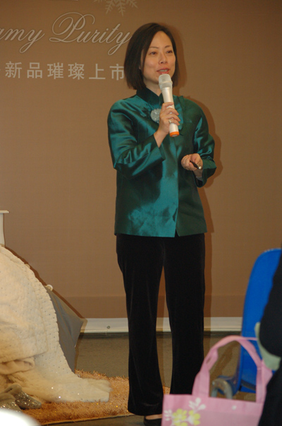 HOLA行销处的资深副总经理薛俊平女士