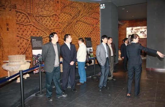 图为泉州市副市长陈荣洲及相关部门负责人在参观中国水龙头博物馆一