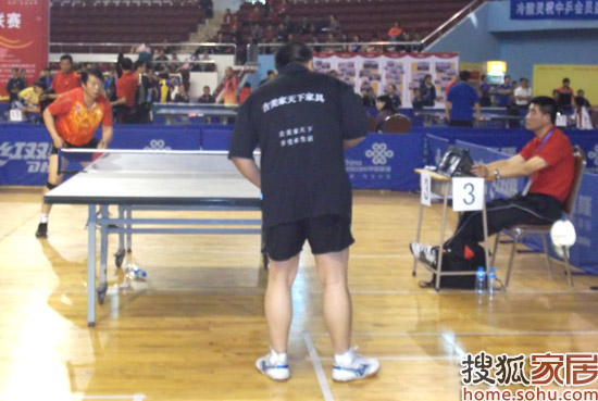 吉美家天下乒乓球俱乐部运动员正在比赛