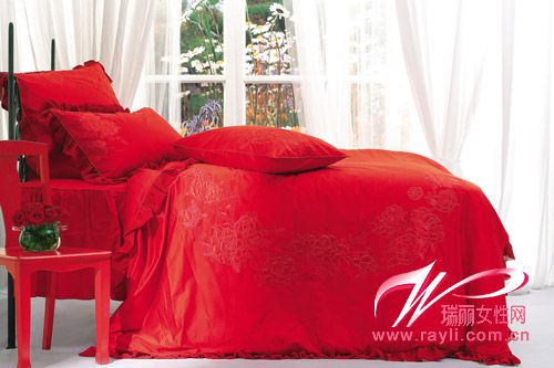 圣诞节用红色床品装扮卧室