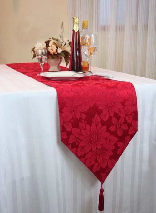 　红色的餐布上满布田园风格的花朵和藤蔓