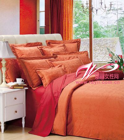 橙色床品和橙色窗帘让卧室暖意更浓