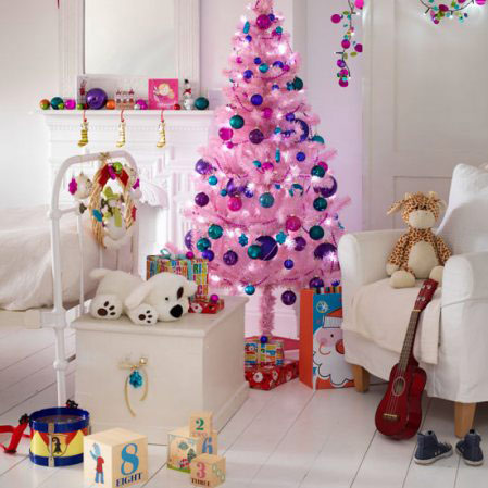 粉色圣诞树和白色家具