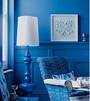 雍容多姿的蓝色落地灯进一步渲染了房间的色彩。
