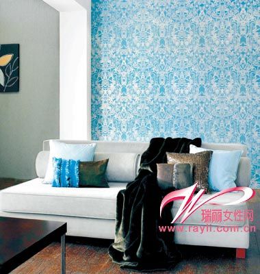 蓝白色调墙面让房间更加清新自然：秋季静心 最爱家居蓝色调