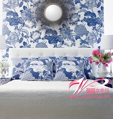 蓝白色花卉的装饰图案墙面+靠枕：秋季静心 最爱家居蓝色调