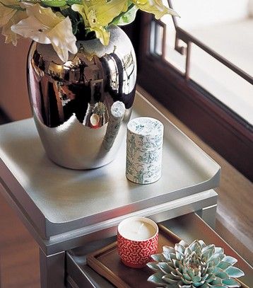 浅色的中式边几搭配金属镜面花瓶，体现出一种低调的生活态度，落落大方的百合让窗景成为一幅生动的画作。