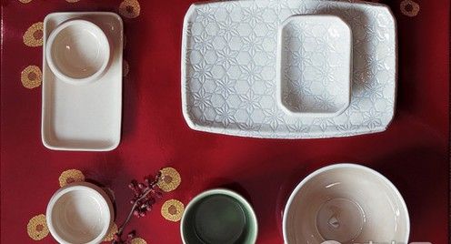 成组的中式的陶瓷餐具更符合现代人的使用习惯。散落的碎花点缀在红色的漆盘中，东方韵味跃然于餐桌上。