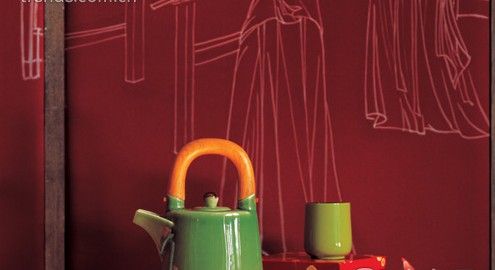 竹节手柄配合清新的绿色茶壶，在红色背景衬托下，让东方的釉色更显清爽自然。