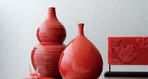红色的八仙瓶与福寿瓶于极简的家居环境中，漆光的质感与色泽折射成为房间中的亮点。一只小小的千纸鹤将冷静的氛围变得富有生气。