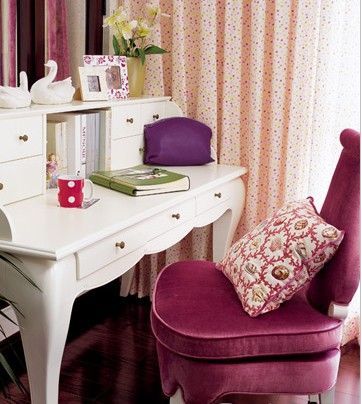 柔媚的玫粉色单人沙发座椅让房间充满温馨感