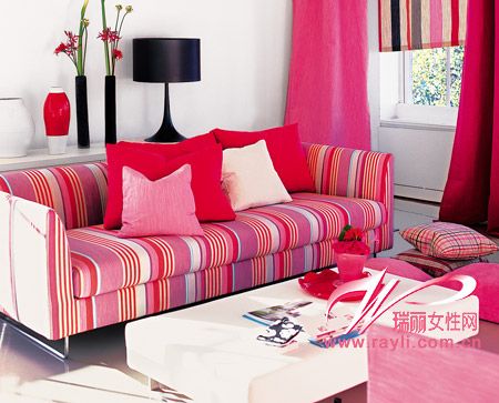 冬季客厅添一件红色沙发让居室增暖意